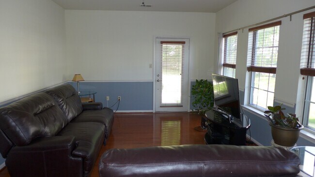 Foto del edificio - 1426 Nutwood Ct