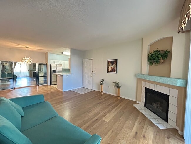 Building Photo - 3 bedroom 2 bathroom Summerlin condo!