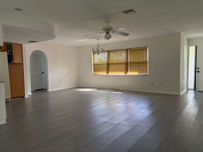 Foto del edificio - Charming 2-Bedroom Home in Prime Cape Cora...