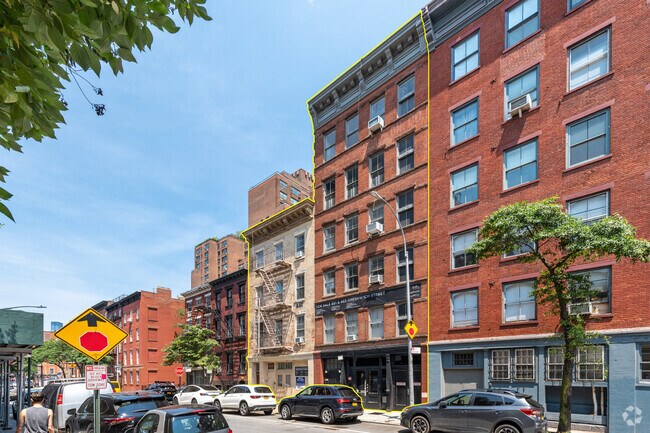Tiendas minoristas en la planta baja con Multi-Family Apartments arriba - 801-803 Greenwich St