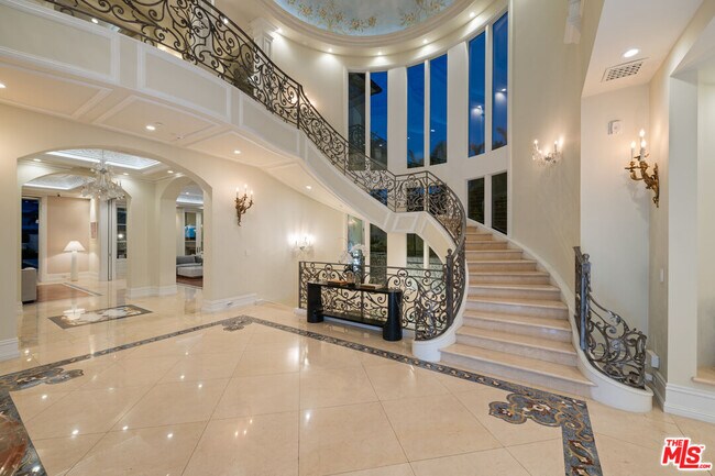 Building Photo - 718 N Rodeo Dr