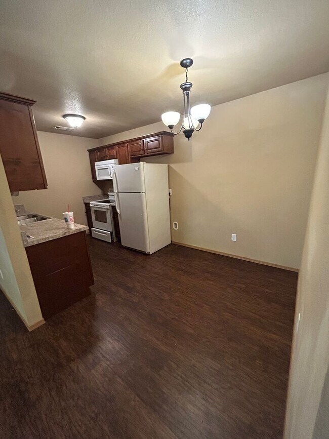 Building Photo - Coming in March 2024! 3 bed 2 bath duplex ...