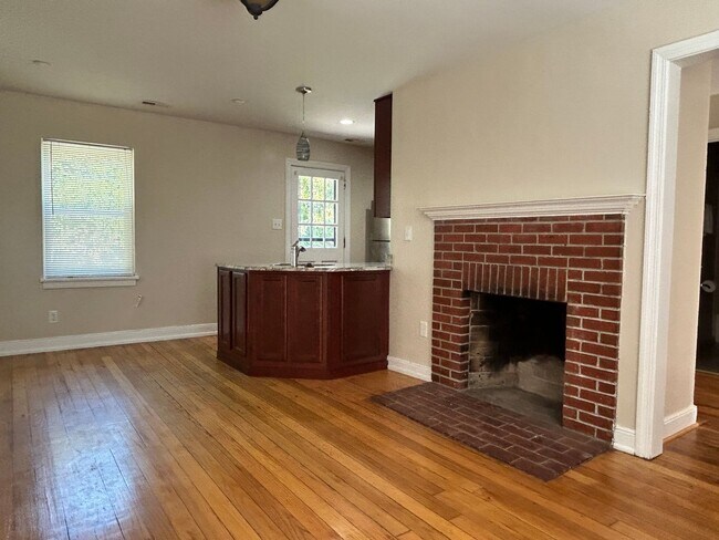 Building Photo - 3 Bedroom 1 Bathroom Brick Ranch
