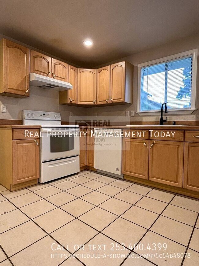 Building Photo - Central Tacoma Charm: Spacious 4-Bedroom H...