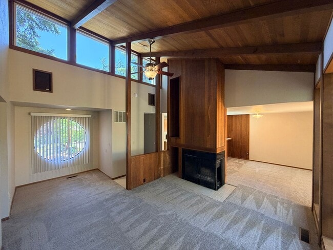 Building Photo - Two Bedroom Duplex in South Salem