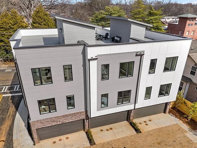 Building Photo - 1237 Memorial Dr SE