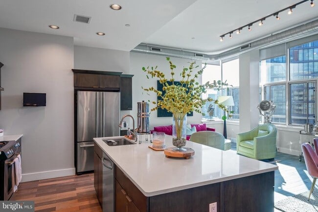 Foto del edificio - 7809 Woodmont Ave