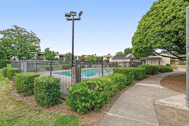 Building Photo - Spacious 2 bedroom, 1.5 bath condo in Ever...