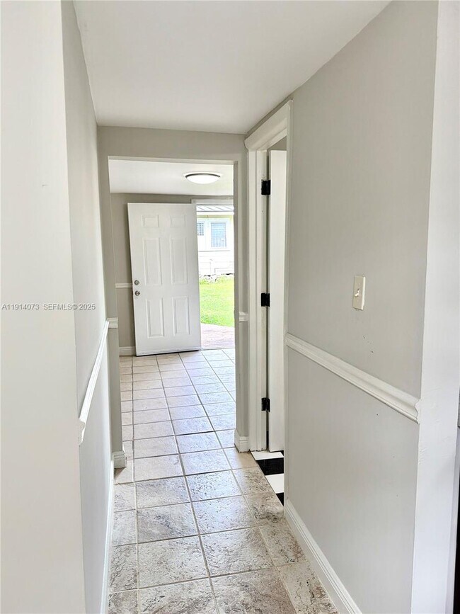 Foto del edificio - 1350 SW 13th St