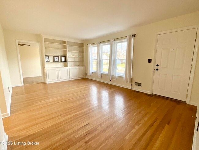 Foto del edificio - 7913 Greenway Dr