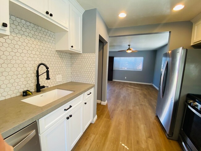 Building Photo - Lovely remodeled 3 bed 1 bath in Pacific B...