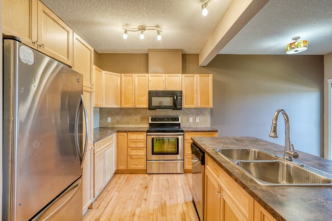 Photo du bâtiment - 620 Luxstone Landing SW