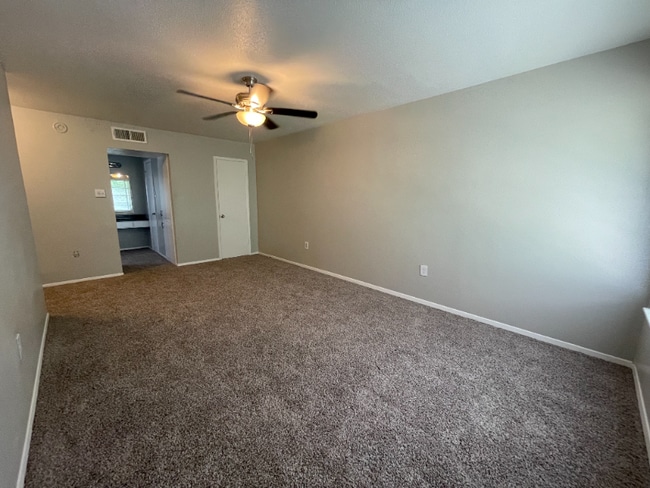 Building Photo - 2802 Lasses Blvd