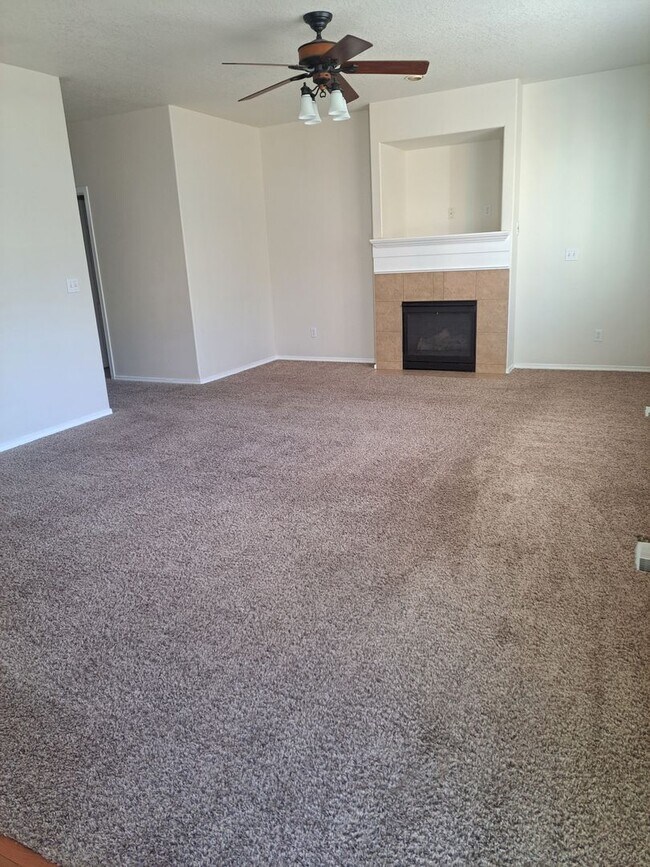 Foto del edificio - 3 Bedroom Home - Nice back yard -  no applications pending available now !