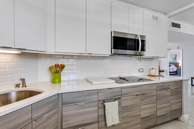 Foto del edificio - 132 Lakeshore Dr