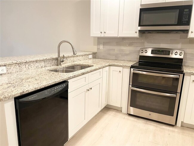 Building Photo - 2120 Tarpon Landings Dr