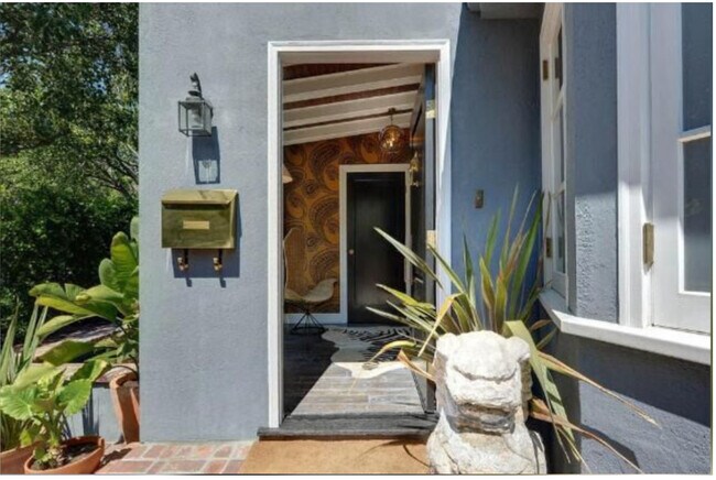 Foto del edificio - 624 N West Knoll Dr