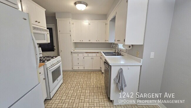 Foto del edificio - 1242 Sargent Ave
