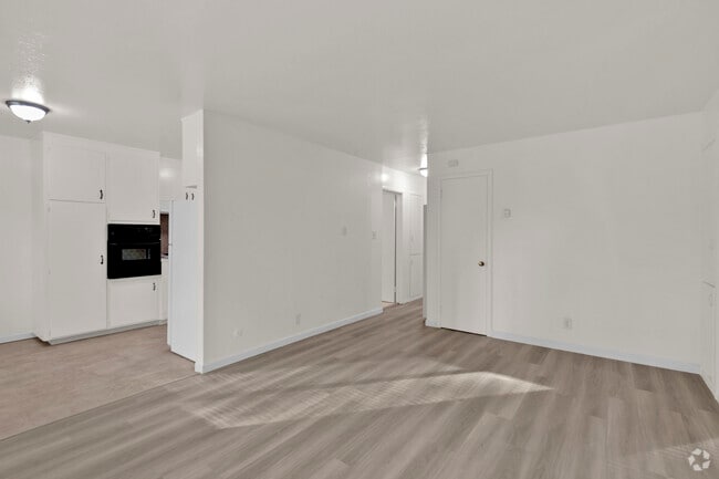 2BR, 1BA - 765SF - Shana's Apartments
