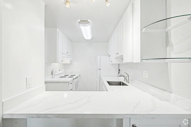 2BR, 2BA - 950SF - Kitchen - Willow Glen Apartments