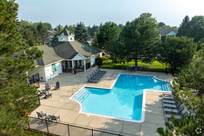 Pool - Meadowood Park Apartments