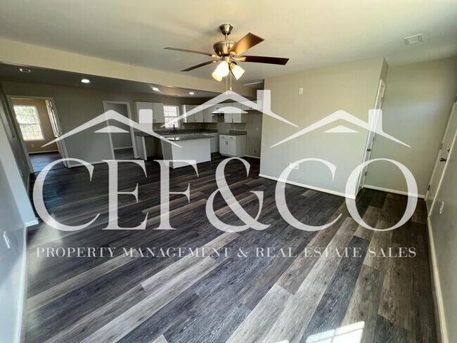 Foto del edificio - Adorably renovated 4 bedroom 2 bathroom home now available