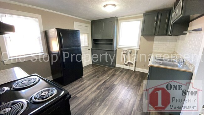 Building Photo - 3-bedroom, 2-bath in Liberty