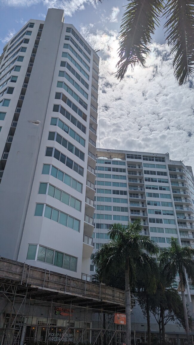 Foto del edificio - 7135 Collins Ave