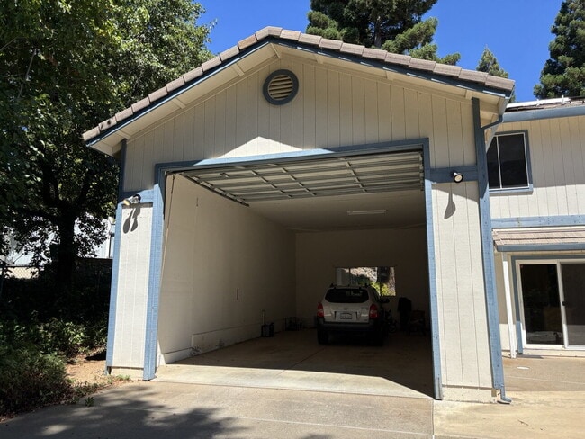 Building Photo - Private, fully furnished apartment home in...