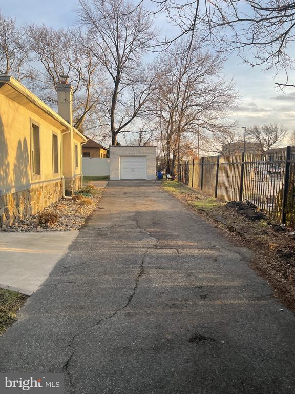 Building Photo - 3901 Richmond St