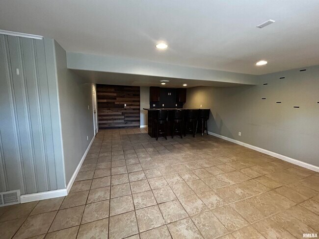 Building Photo - 2114 W Westbrook Dr