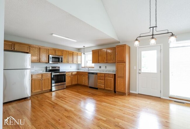 Building Photo - 601 SW Westview Dr