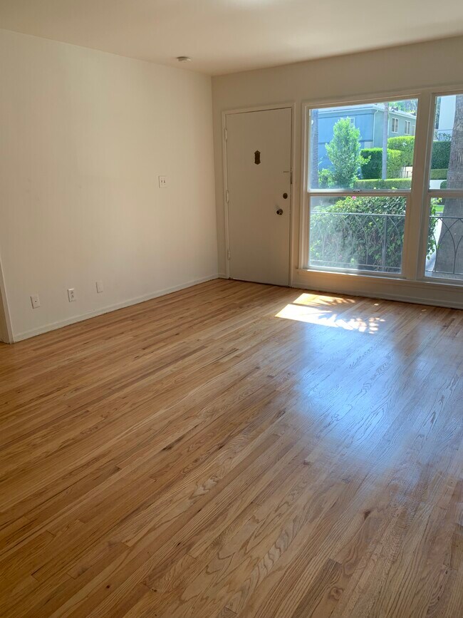 Foto del edificio - 408 N Doheny Dr