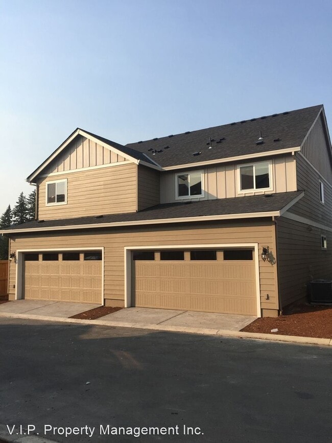 Building Photo - 3 br, 2.5 bath House - 17044 SE Crossroads...