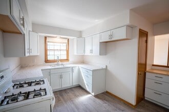 Building Photo - 5650 N 97th St