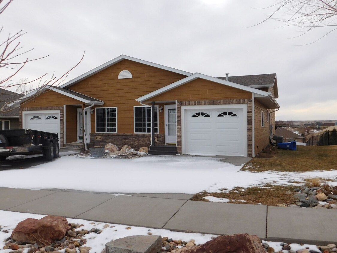 Foto principal - Charming 3 Bed, 2 Bath Townhome with Singl...
