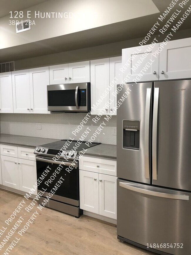 Foto del edificio - TWO Bi-Level Apartments  Each 3Beds 2Baths...
