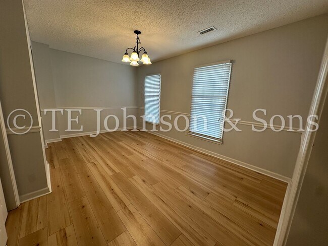 Building Photo - Luxurious 3-Bedroom Townhome in Sherwood W...