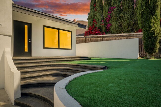 Foto del edificio - Updated three bed two bath house in Thousand Oaks with attached garage