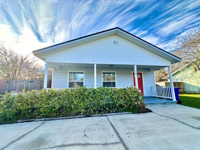 Building Photo - Charming and fully-fenced St. Augustine ho...