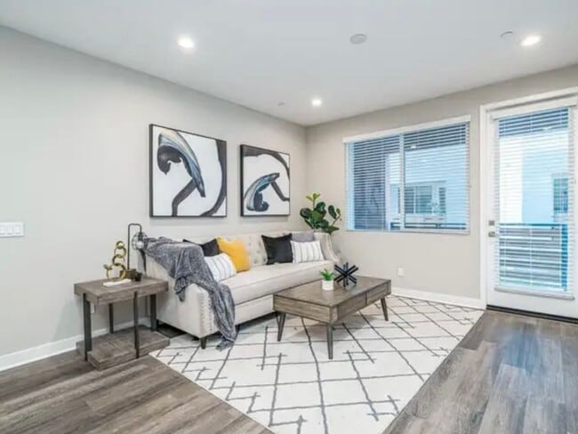 Building Photo - 4 Bedroom  3.5 bathroom Townhome in Chula ...
