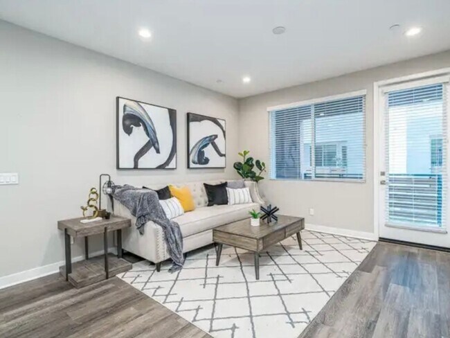 Foto del edificio - 4 Bedroom  3.5 bathroom Townhome in Chula ...