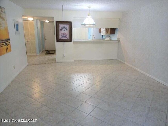 Foto del edificio - 2275 Golf Isle Dr