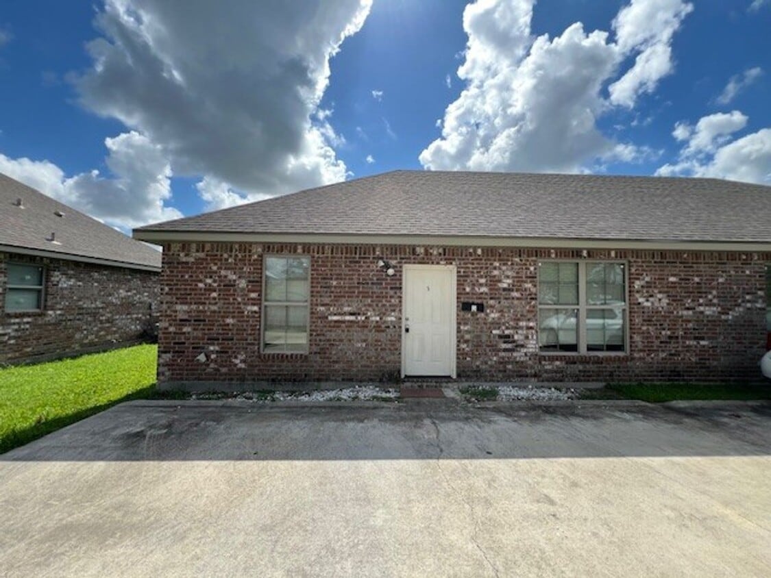 Primary Photo - 2 bedroom 1 bath apartment for lease
