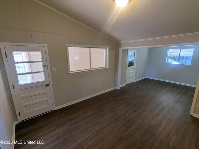 Building Photo - 1915 Southaven Cir N