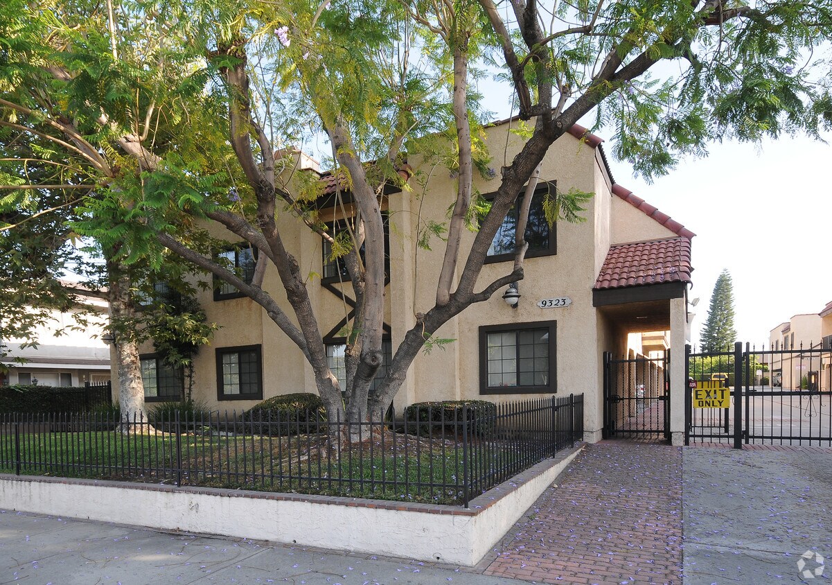 Primary Photo - 9323 Ramona Blvd