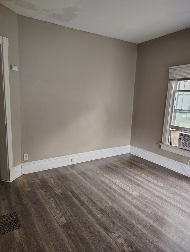 Living room/bedroom - 1110 E Grove St