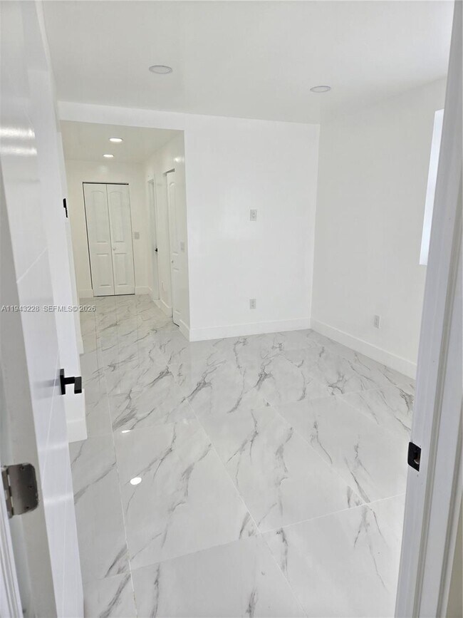 Foto del edificio - 987 NE 145th St