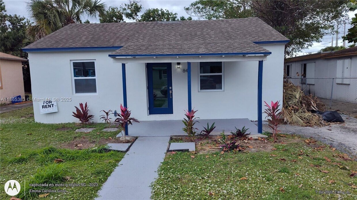 Foto principal - 849 W 2nd St