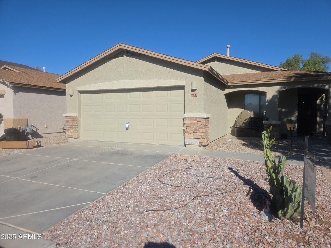 Primary Photo - 1958 E Renegade Trail